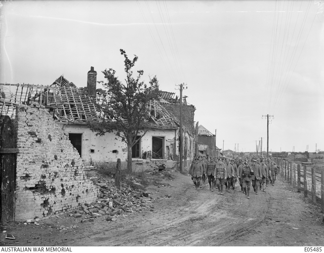 A large group of German prisoners, guarded by British soldiers ...