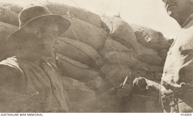  Foto zu Gallipoli Peninsula, Turkey. 1915. A cricket ball bomb being ignited to 
