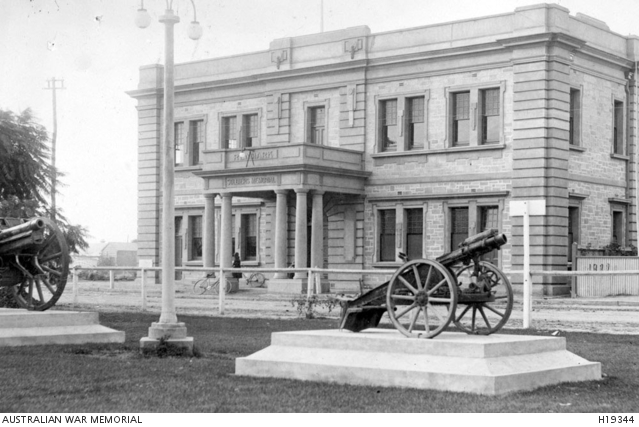 The Soldiers Memorial Institute at Renmark, South Australia. The guns ...