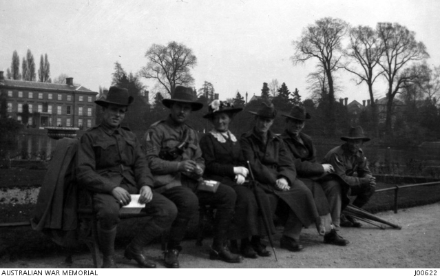 Mrs A T Sharp in Kew Gardens, London with Australian soldiers 8002 ...