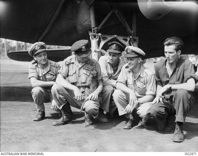 TARAKAN ISLAND, BORNEO. C. 1945-06. THE WEST AUSTRALIAN CREW OF AN RAAF ...