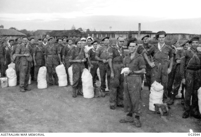SINGAPORE. C. 1945-09. A LARGE GROUP OF BRITISH PRISONERS OF WAR ...