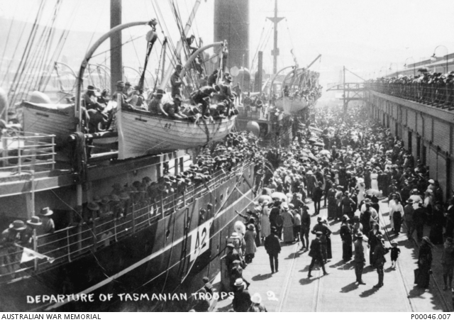 Hobart, Tas. 1914-10-20. Civilians crowd the wharf for the departure of