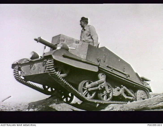 WWII TROOPS BEING TRAINED TO OPERATE A BREN GUN CARRIER Australian 