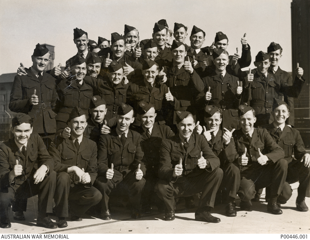 SYDNEY, 1941-06-12. GROUP PORTRAIT OF THE SIGNAL GROUND CREW OF NO. 452 ...
