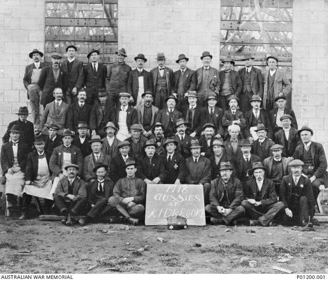 KIDBROOKE, ENGLAND, 1918. GROUP PORTRAIT OF AUSTRALIAN VOLUNTEER