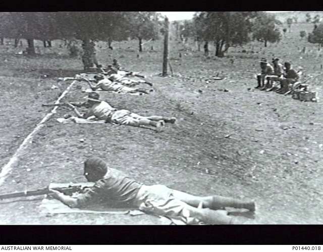 GUNNEDAH, NSW. 1942. MEN OF 2/7TH AUSTRALIAN ARMOURED REGIMENT, AT A ...