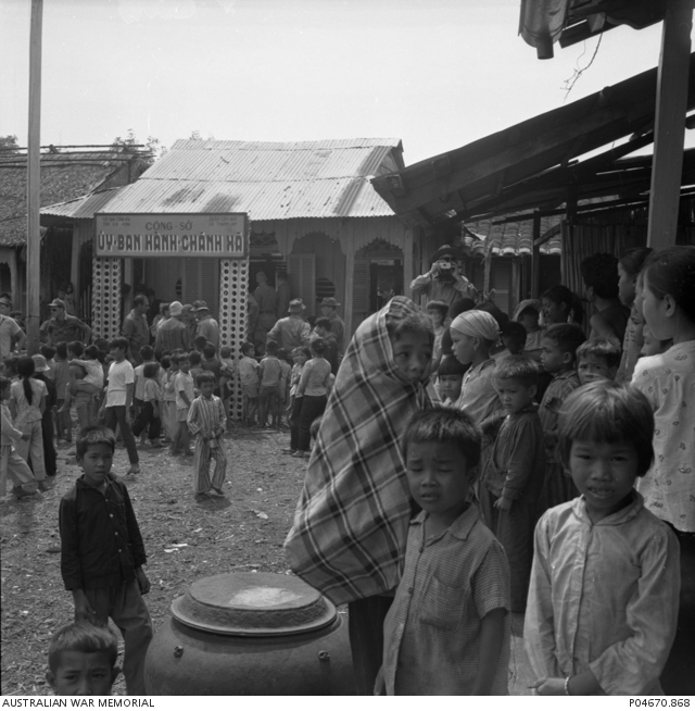 General Doug Vincent visits Nui Dat and Vun Tau. | Australian War Memorial