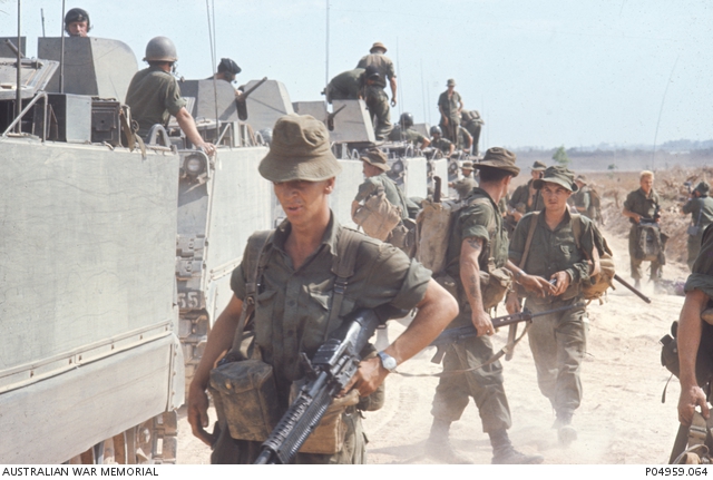 Soldiers of the 1st Battalion, The Royal Australian Regiment (1RAR ...