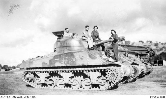 【送料0円】 Unidentified Australian Sherman M4A2 an with Personnel Army 洋楽