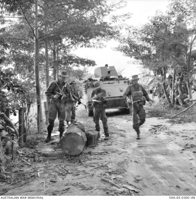 A patrol from 1st Battalion, The Royal Australian Regiment (1RAR ...