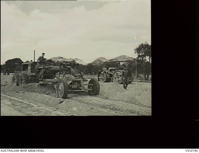 Lara, Vic. 1944-10-23. A RAAF Sergeant (right) supervises an airman in ...