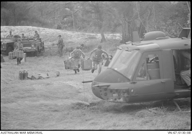 Diggers from the Seventh Battalion, Royal Australian Regiment (7RAR ...