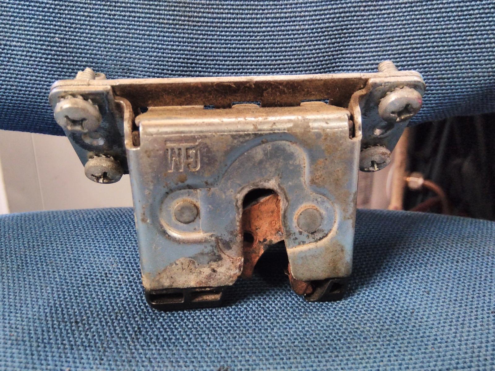 View Auto part Door/Boot/Gate Lock Holden Commodore 2005
