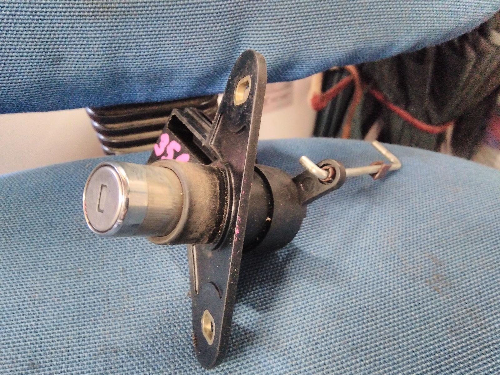 View Auto part Door/Boot/Gate Lock Holden Commodore 2005