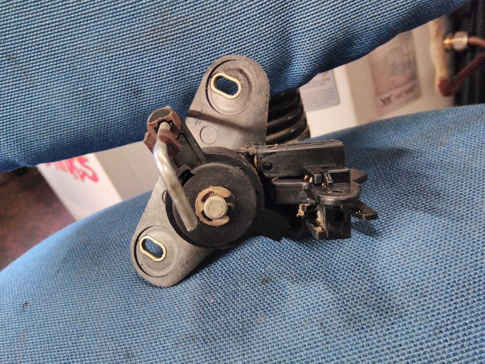 View Auto part Door/Boot/Gate Lock Holden Commodore 2005