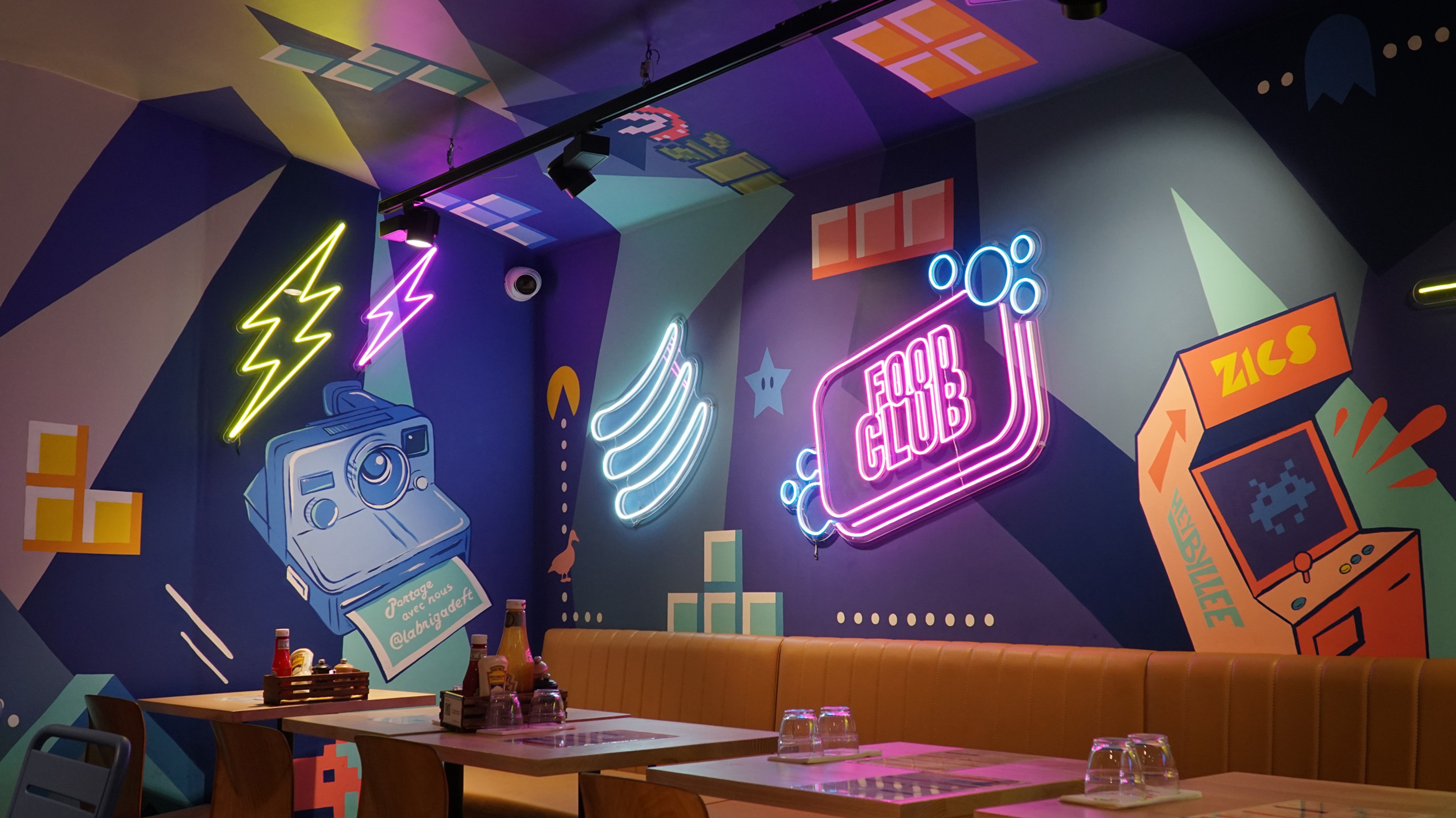 NEONETICS レトロなネオンカスタムアート Neon 90s mural by Zics in London