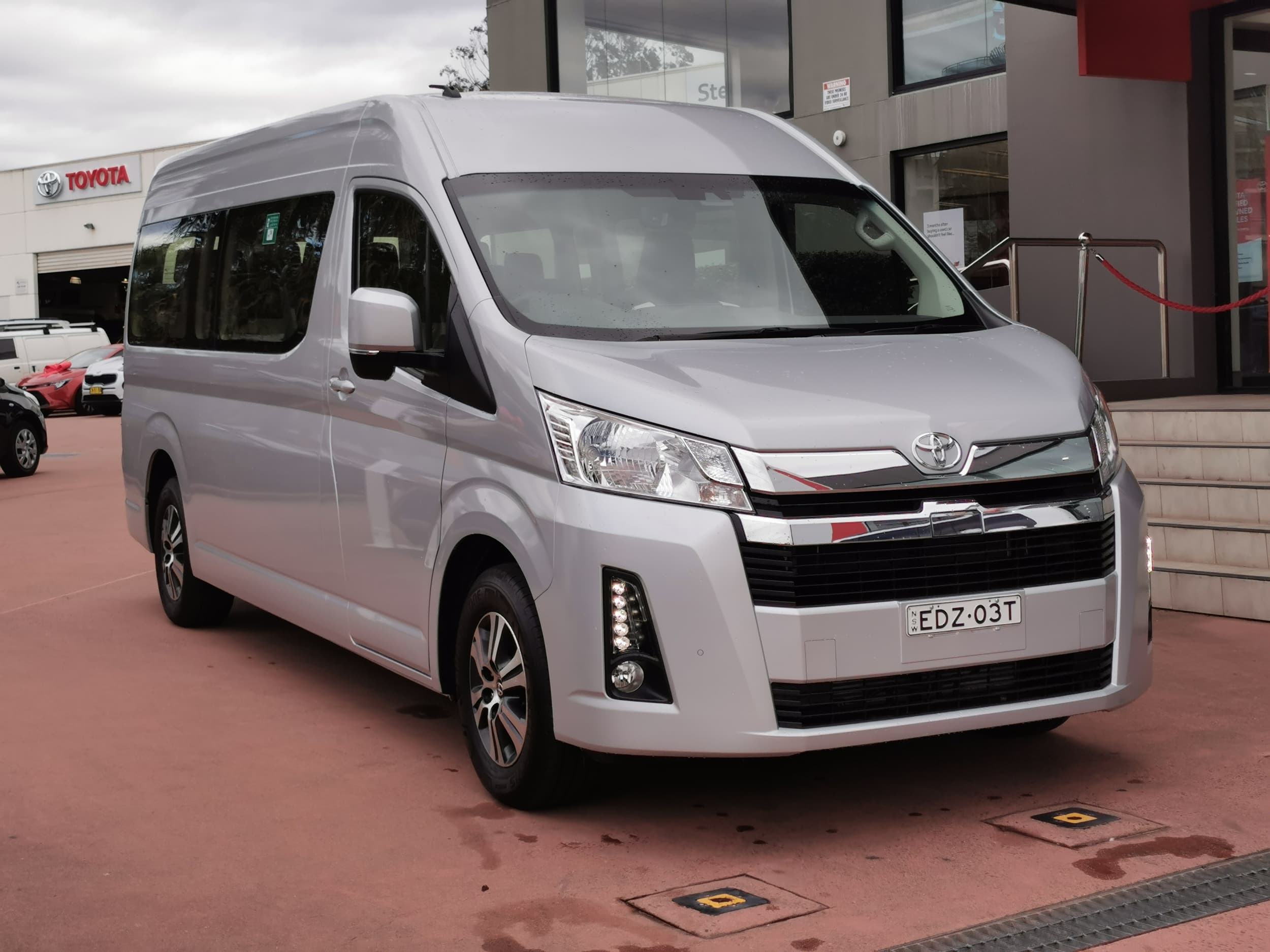 toyota hiace commuter 2019