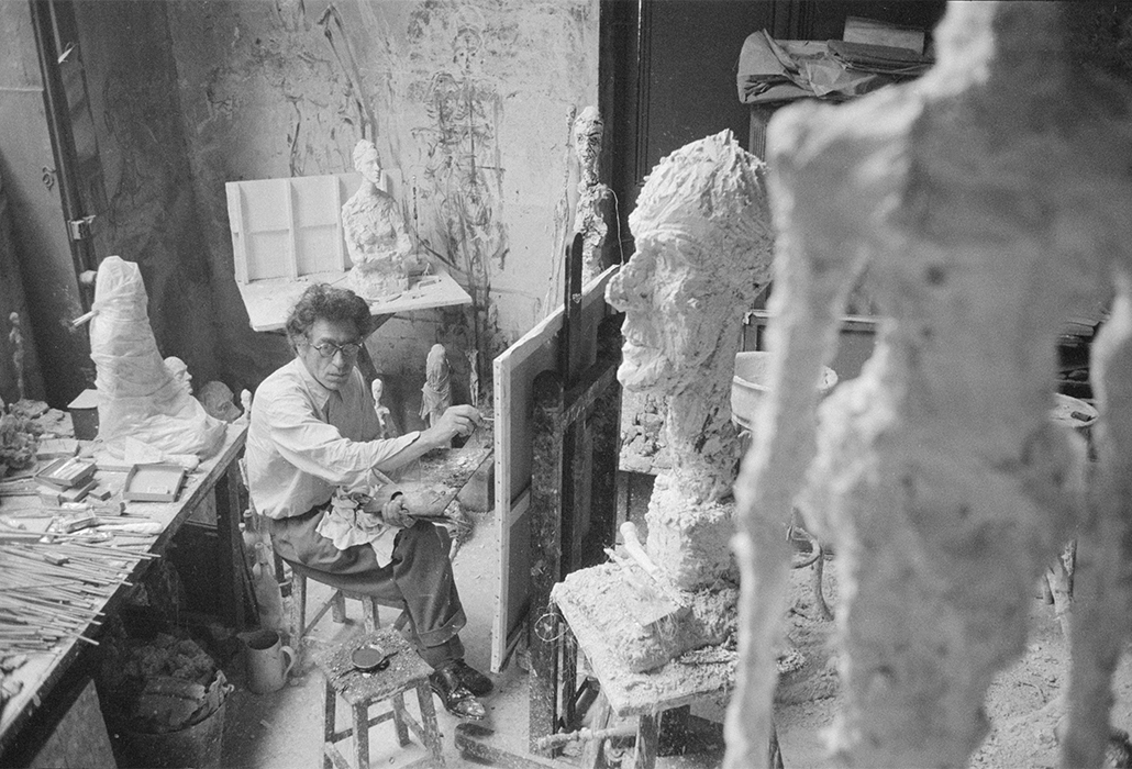 Giacometti Paris Alberto Giacometti painting in his Paris studio, 1958 Photo: Ernst Scheidegger © 2018 Stiftung Ernst Scheidegger– Archiv, Zu?rich courtesy Solomon R. Guggenheim Museum, New York