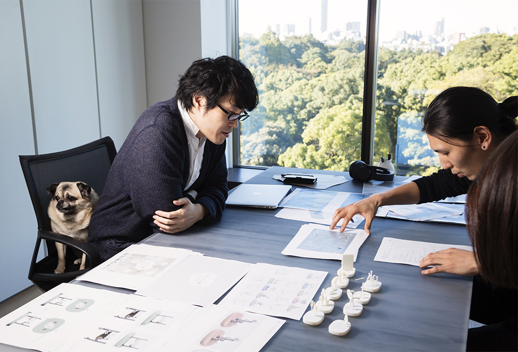 Oki Sato, of Nendo, speaks to his staff designers sepak about his new project at its design studio in Tokyo . (Photo / Ko Sasaki )