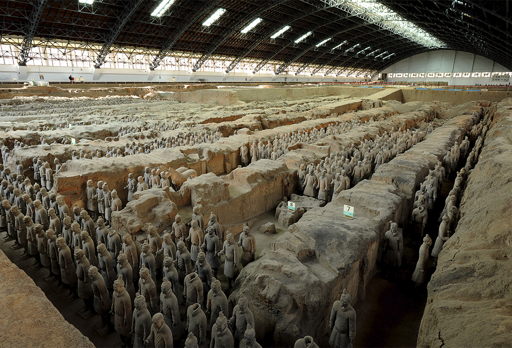 CHINESE: The terracotta army Qin dynasty (221-206 BCE) (detail) Earthenware (terracotta) Emperor Qin Shihuang’s Mausoleum, Xi’an