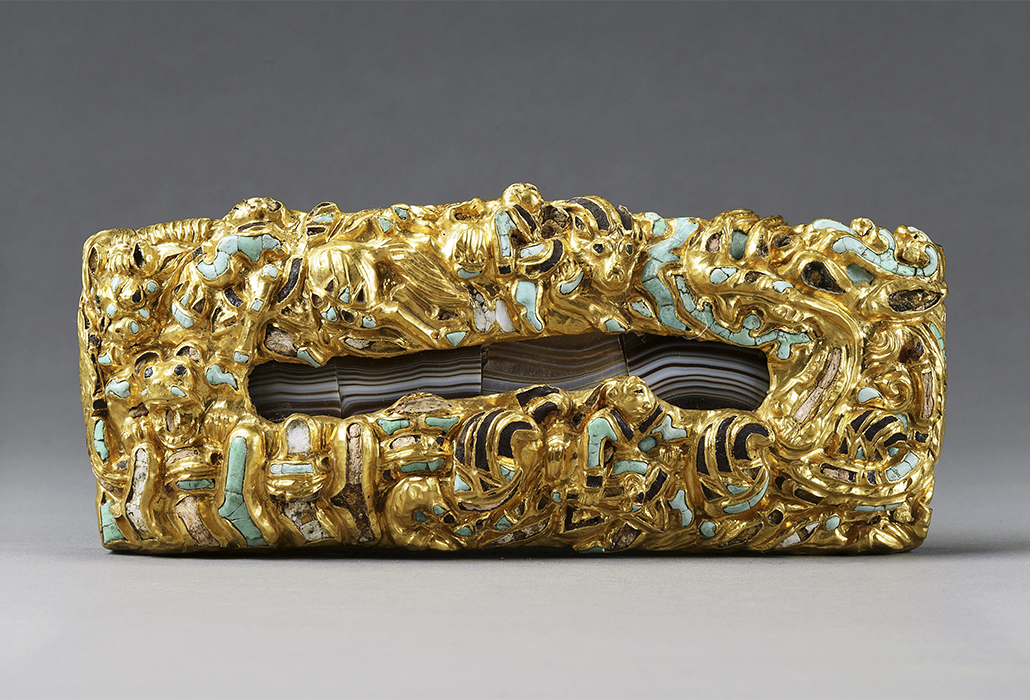 CHINESE: Ornamental belt plaque Western Han Dynasty 206 BCE –25 CE gold, jade, agate 8.0 (h) x 20.8 (w) cm Shaanxi Provincial Institute of Archaeology, Xi’an