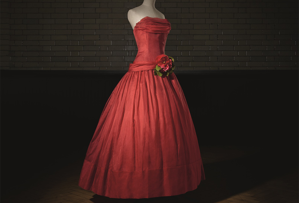 Christian Dior (1905–57), Fête joyeuse, Evening Dress, Haute Couture Spring/Summer 1955, A Line Photo © Laziz Hamani Victoria and Albert Museum, London