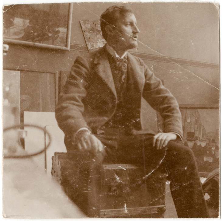 Edvard Munch on the trunk in his studio in 82 Lützowstrasse I