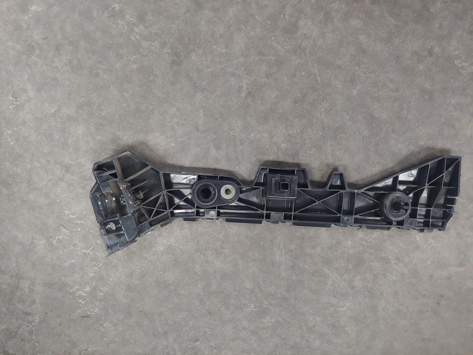 View Auto part Misc Bracket Mazda 3 2016