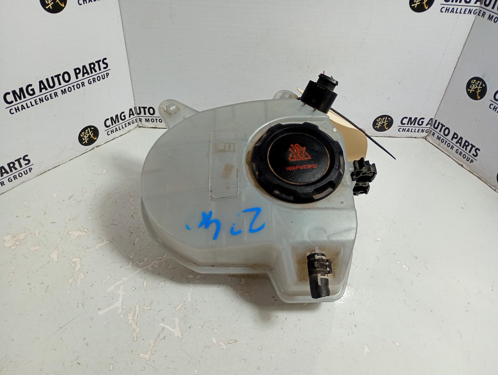 View Auto part Overflow Bottle Volkswagen Golf 2022