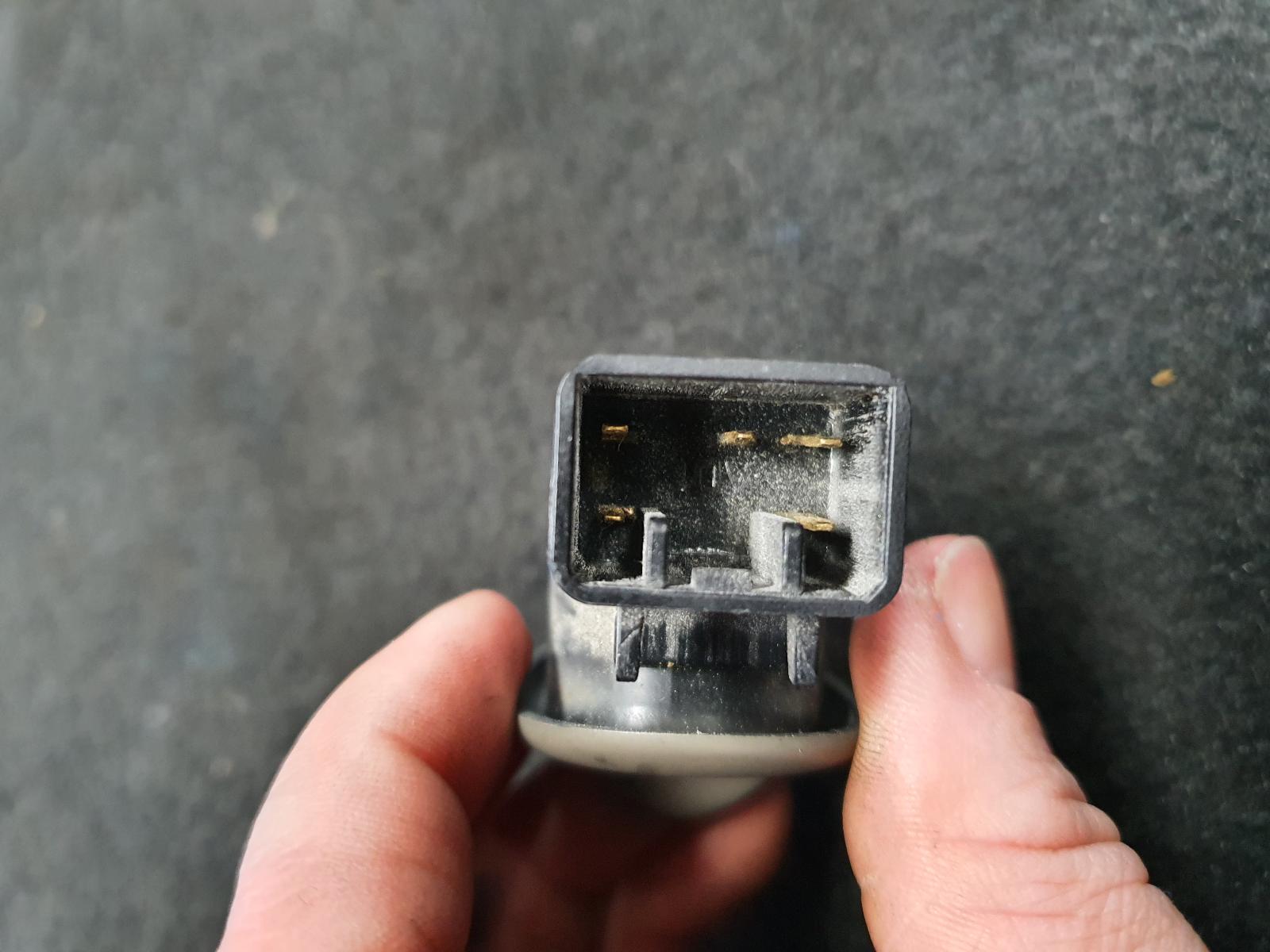 View Auto part Pwr Dr Wind Switch Holden Commodore 2004