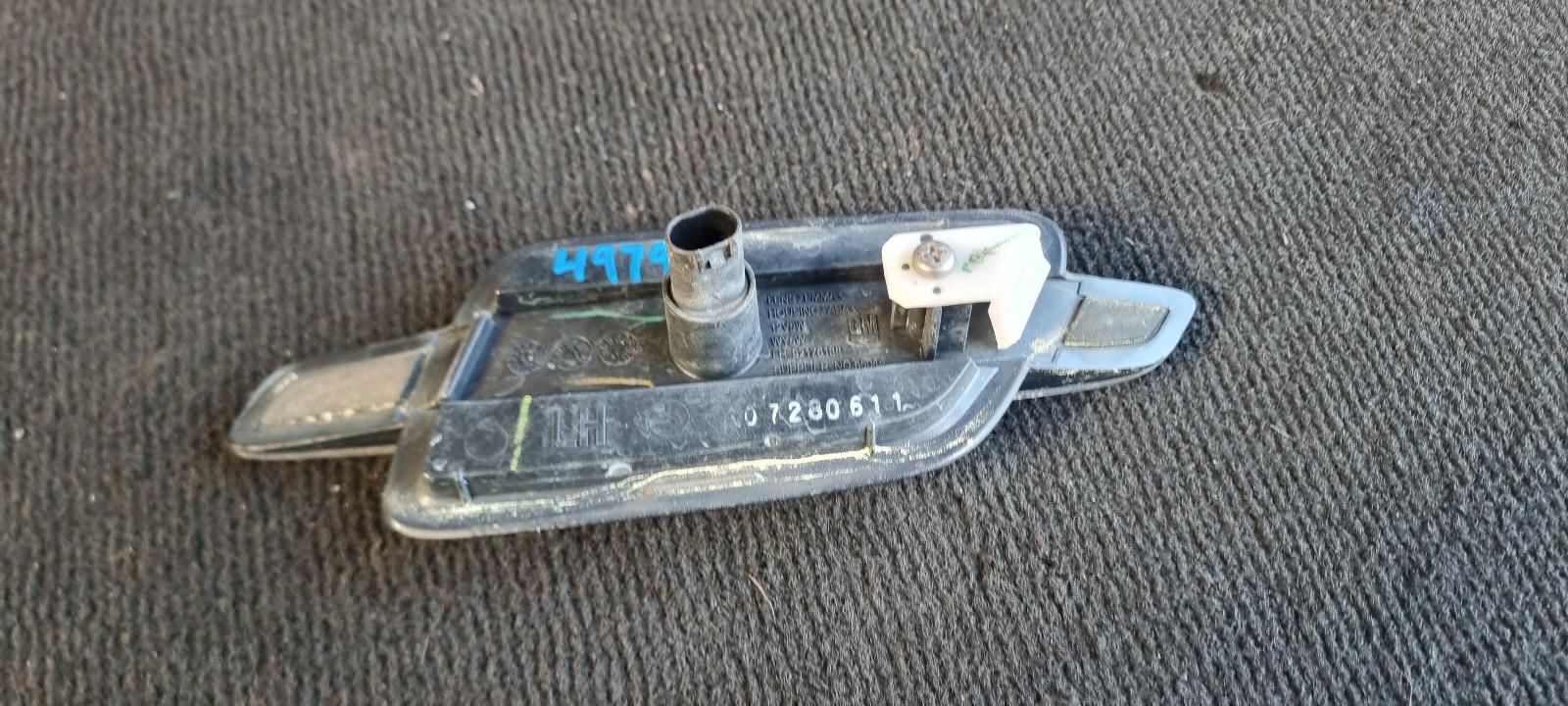 View Auto part Left Indicator/Fog/Side Holden Commodore 2008