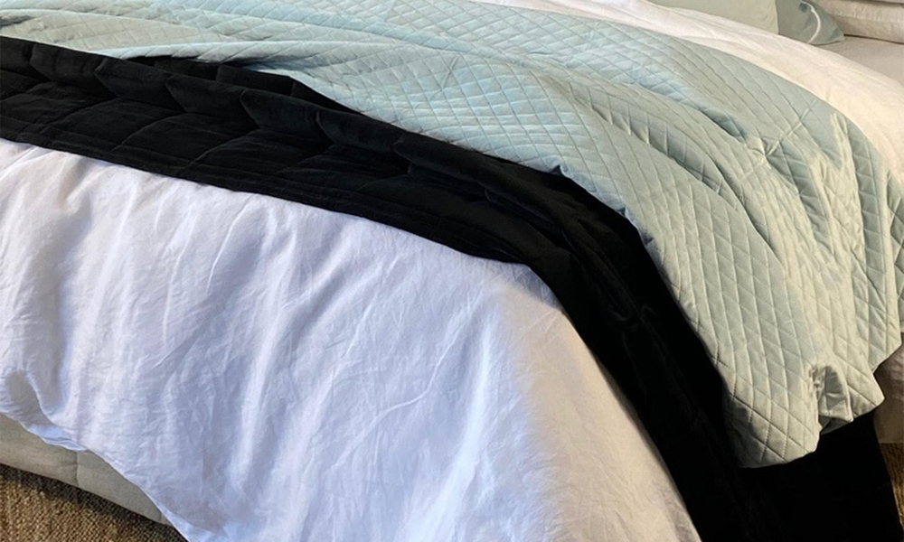 Black aria luxury velvet comforter 3396 web1