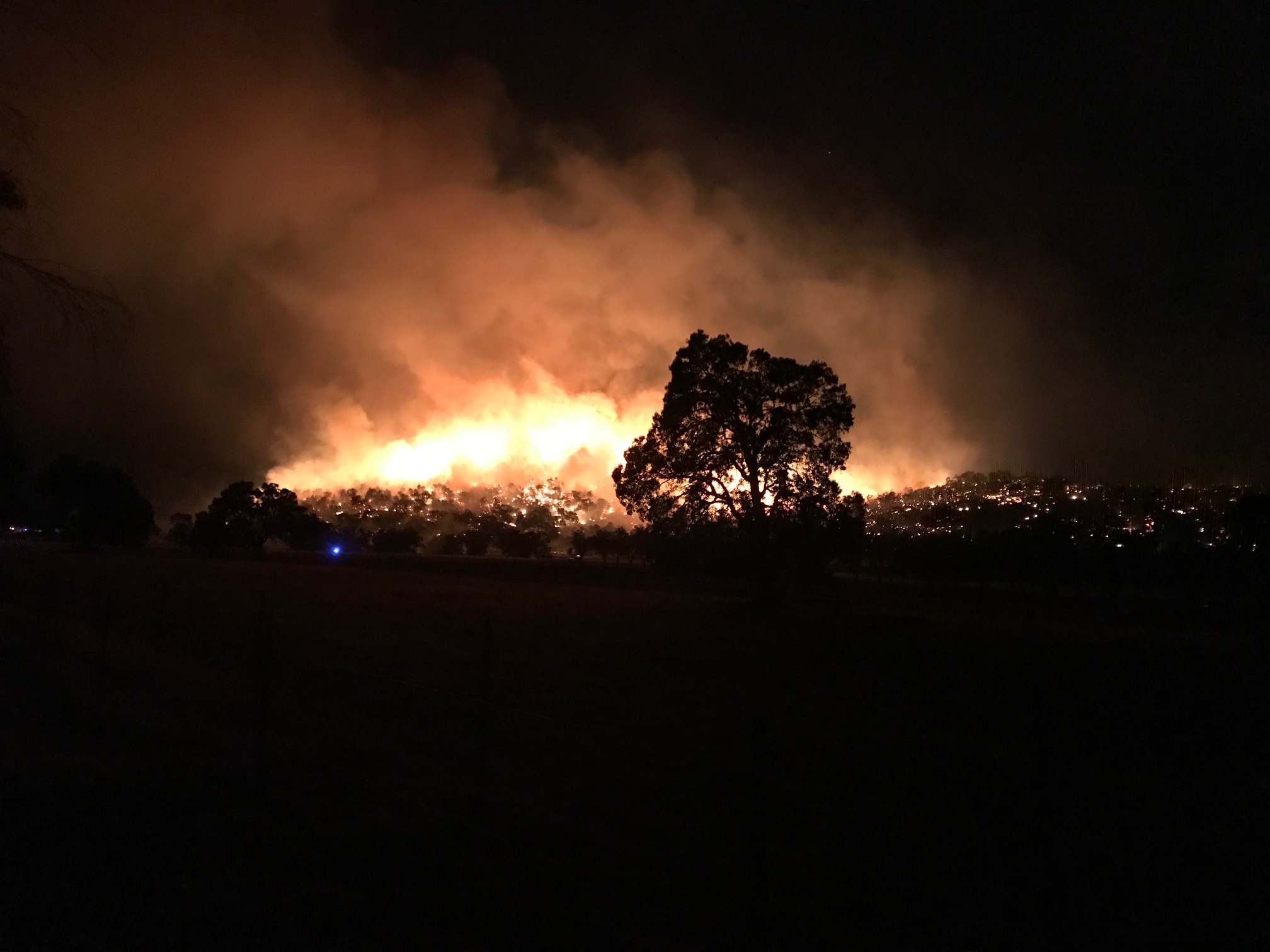 'Terrifying' Upper Swan bushfire: residents told to act ...
