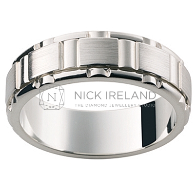 GW27 / 18ct White gold gents wedding ring