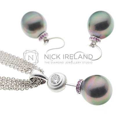 PJ12 / 18ct Tahitian Pearl Earring and Pendant Set