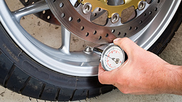 Motorcycle wheel with pressure gauge