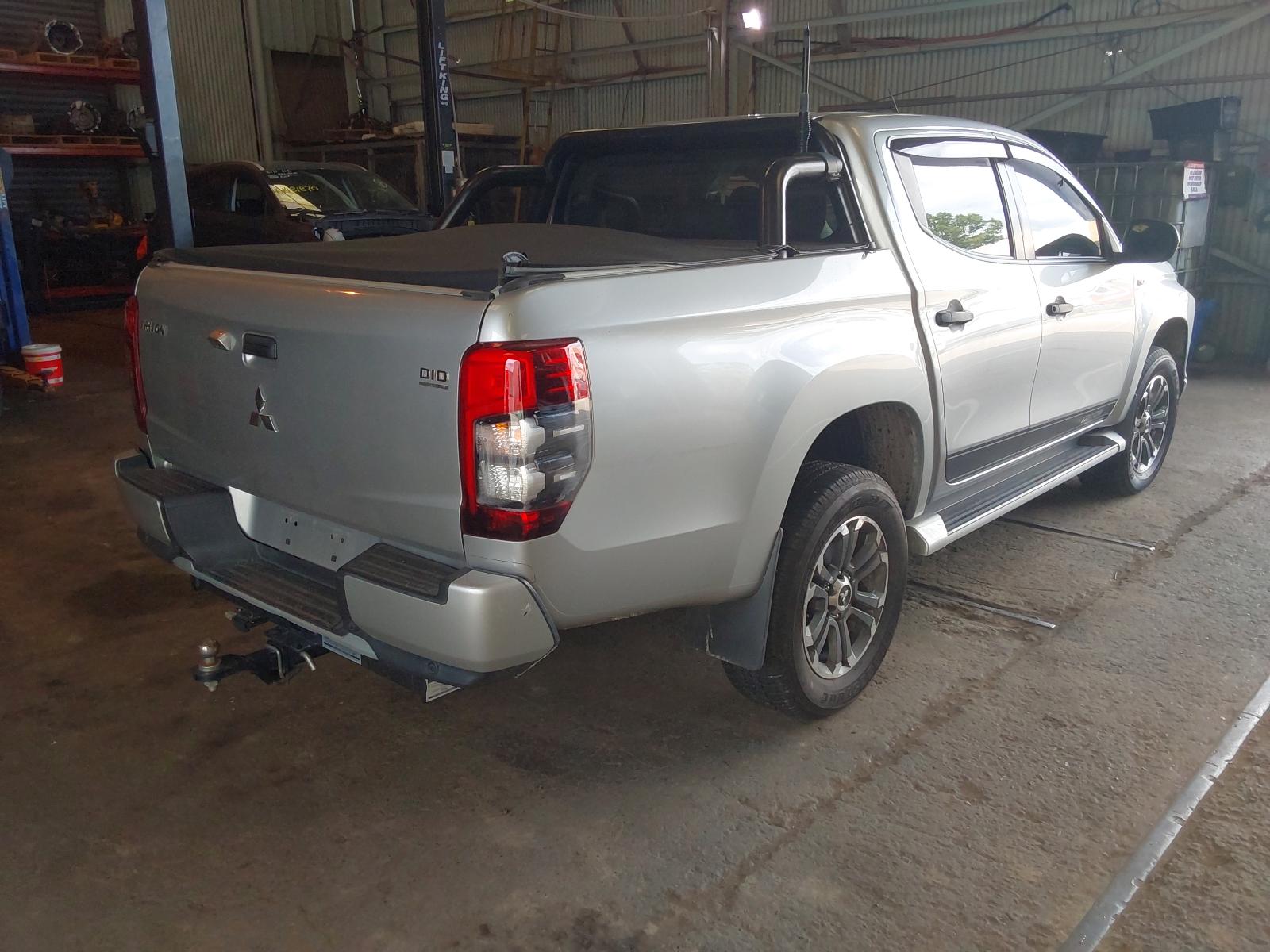 View Auto part Door Handle Mitsubishi Triton 2019