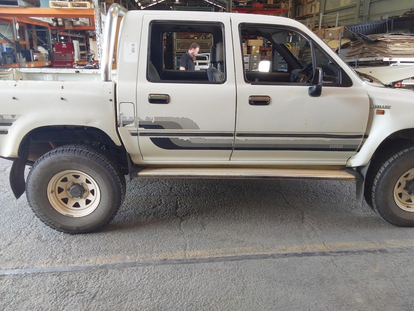 View Auto part 2nd Seat (Rear Seat) Toyota Hilux 1995