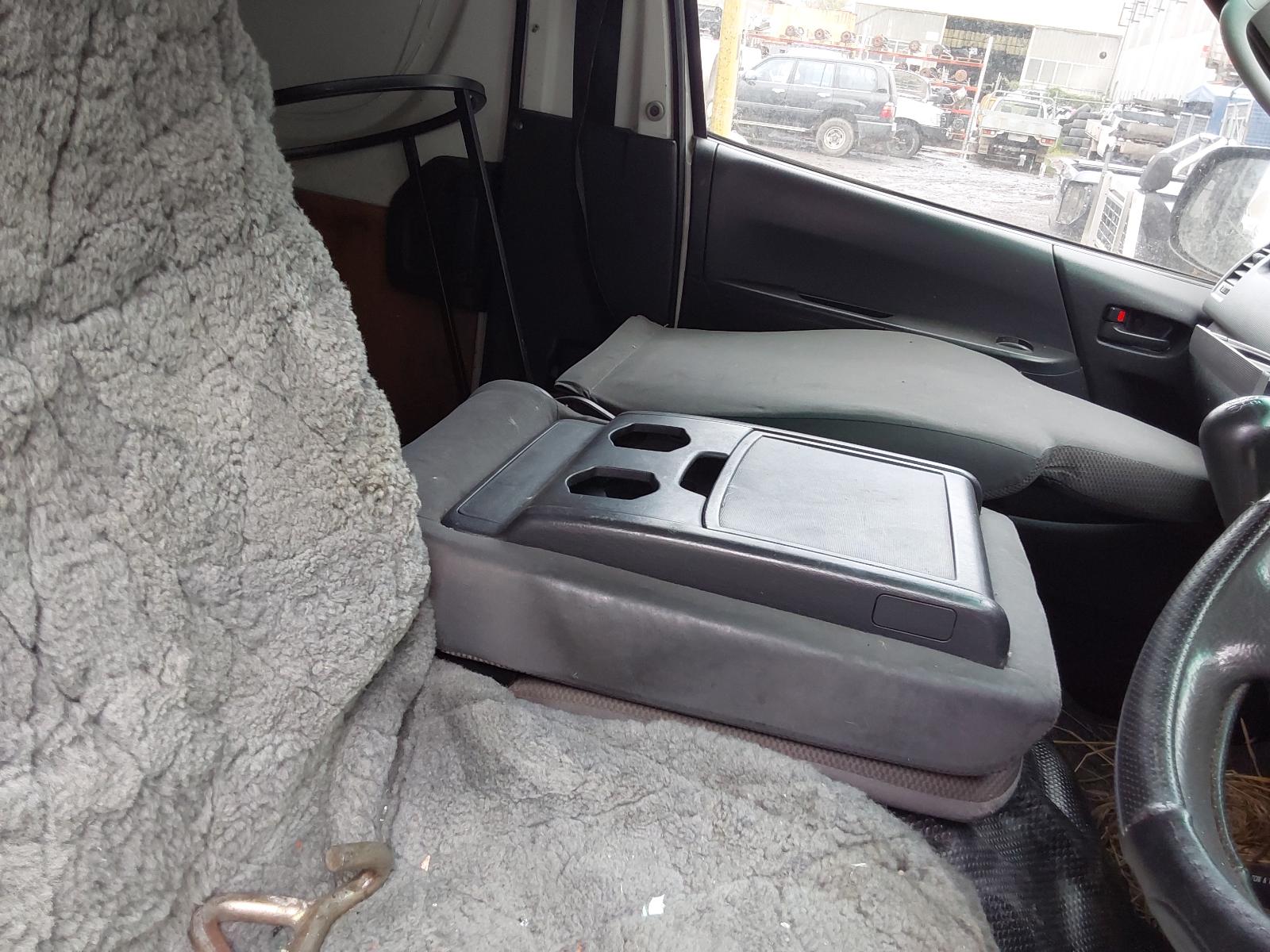 View Auto part Grille Toyota Hiace 2011