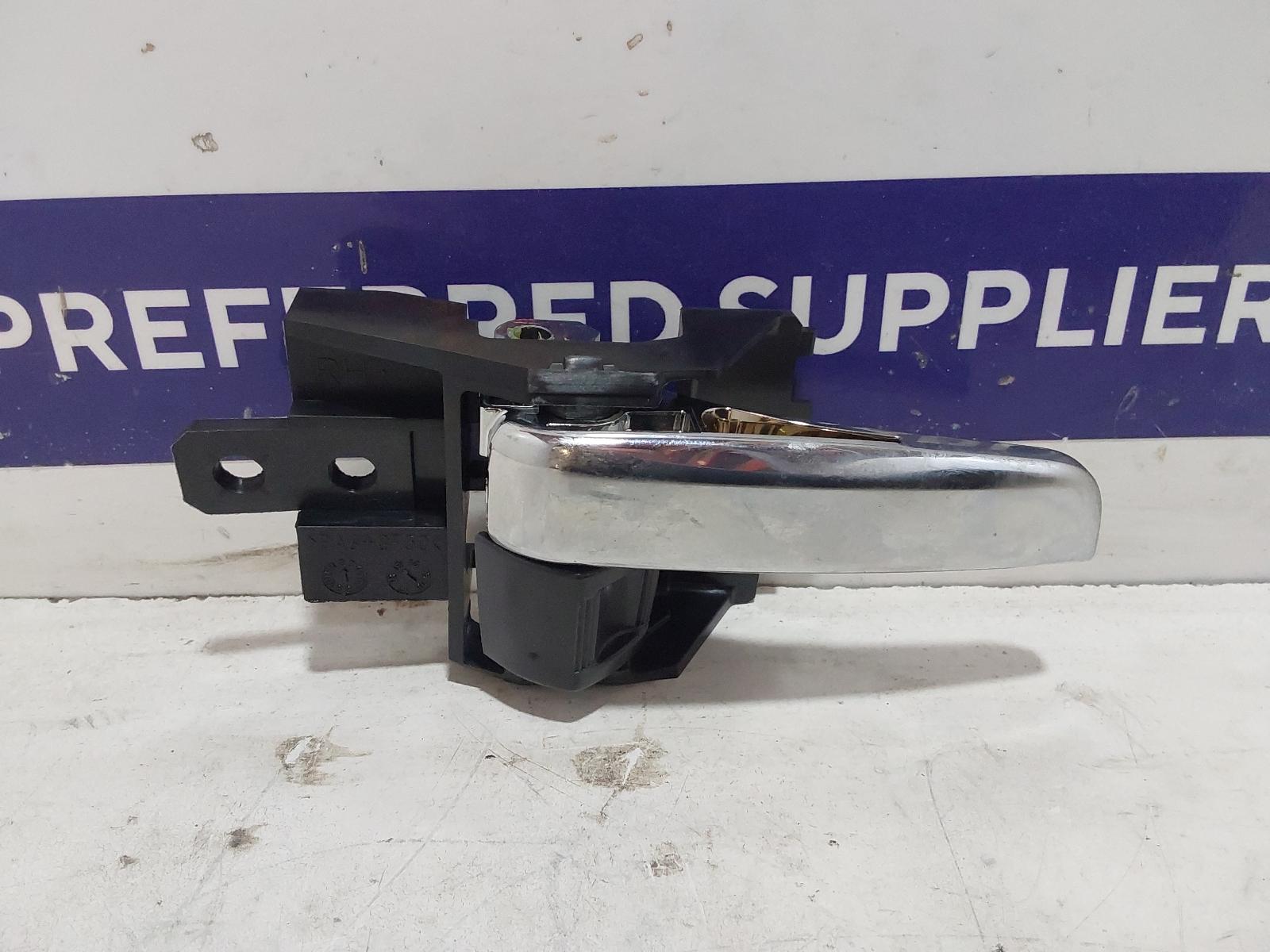 View Auto part Door Handle Mitsubishi Triton 2019
