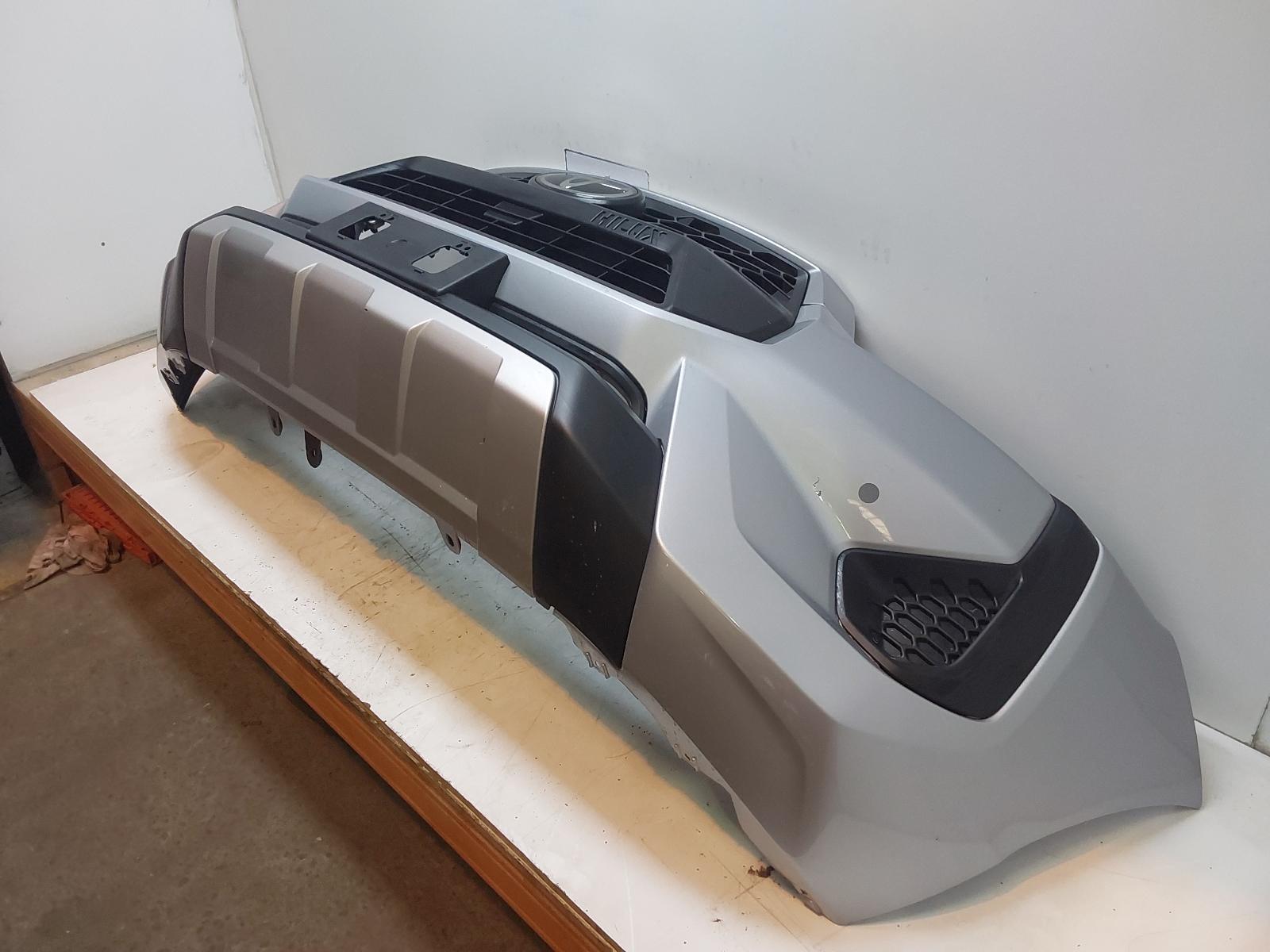 Front Bumper Hilux Toyota 2025