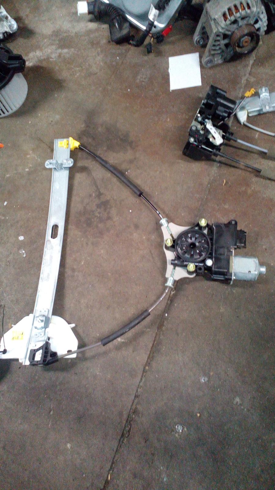 View Auto part Right Front Window Reg/Motor Kia Rio 2018