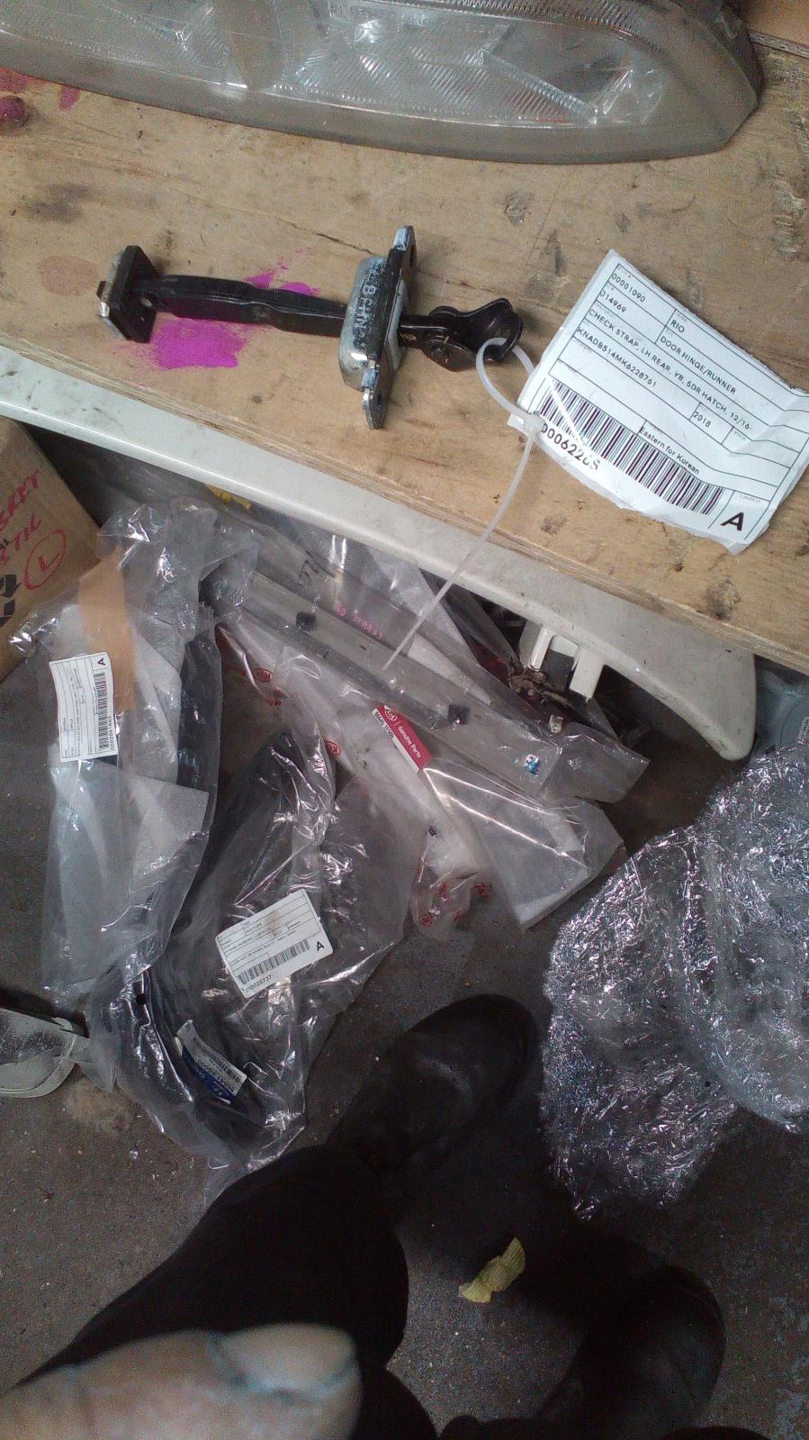 View Auto part Door Hinge/Runner Kia Rio 2018