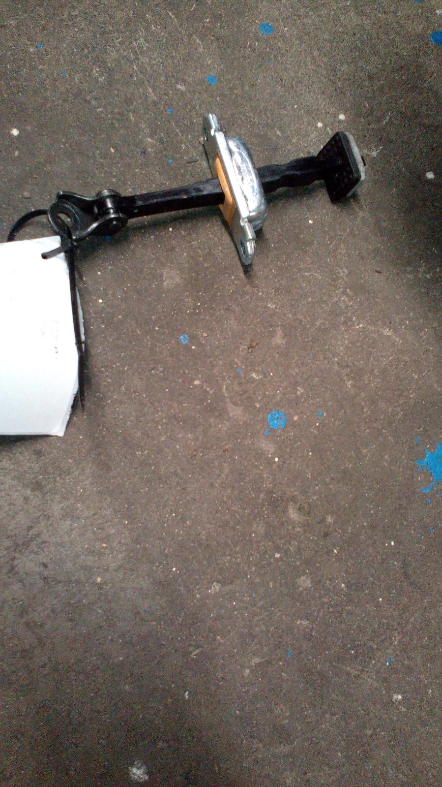View Auto part Door Hinge/Runner Kia Rio 2018