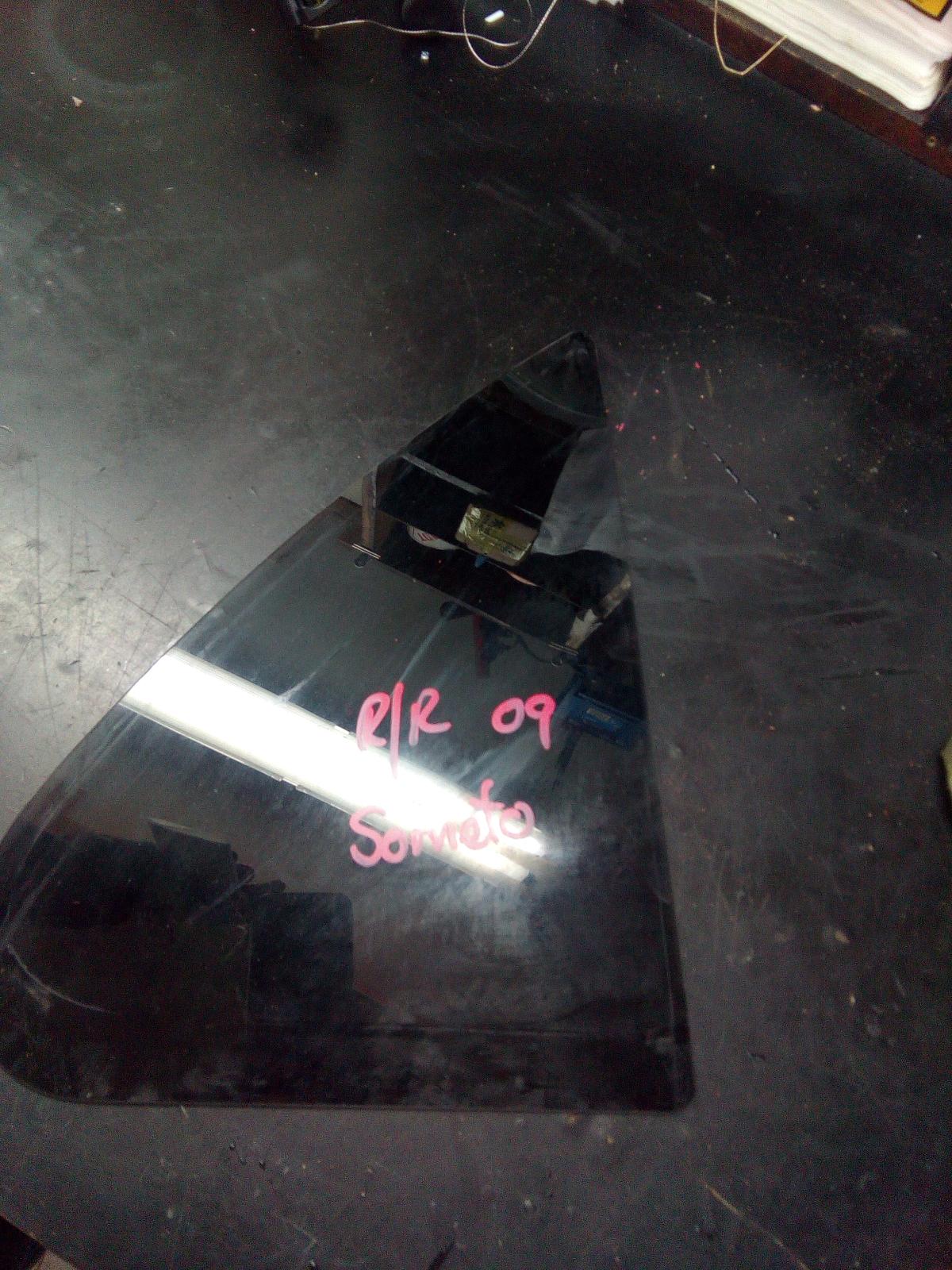 2006 Kia Sorento Right Rear 1/4 Door Glass View Auto part Right Rear 1/4 Door Glass Kia Sorento 2006