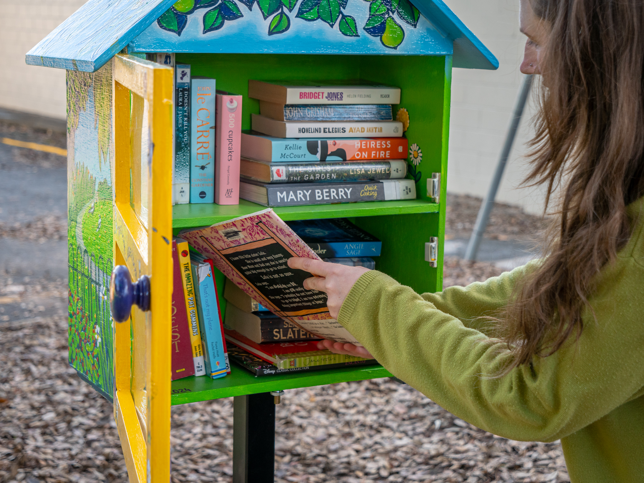 Your Neighbourhood Budget delivers Little Library to Webb Street ...