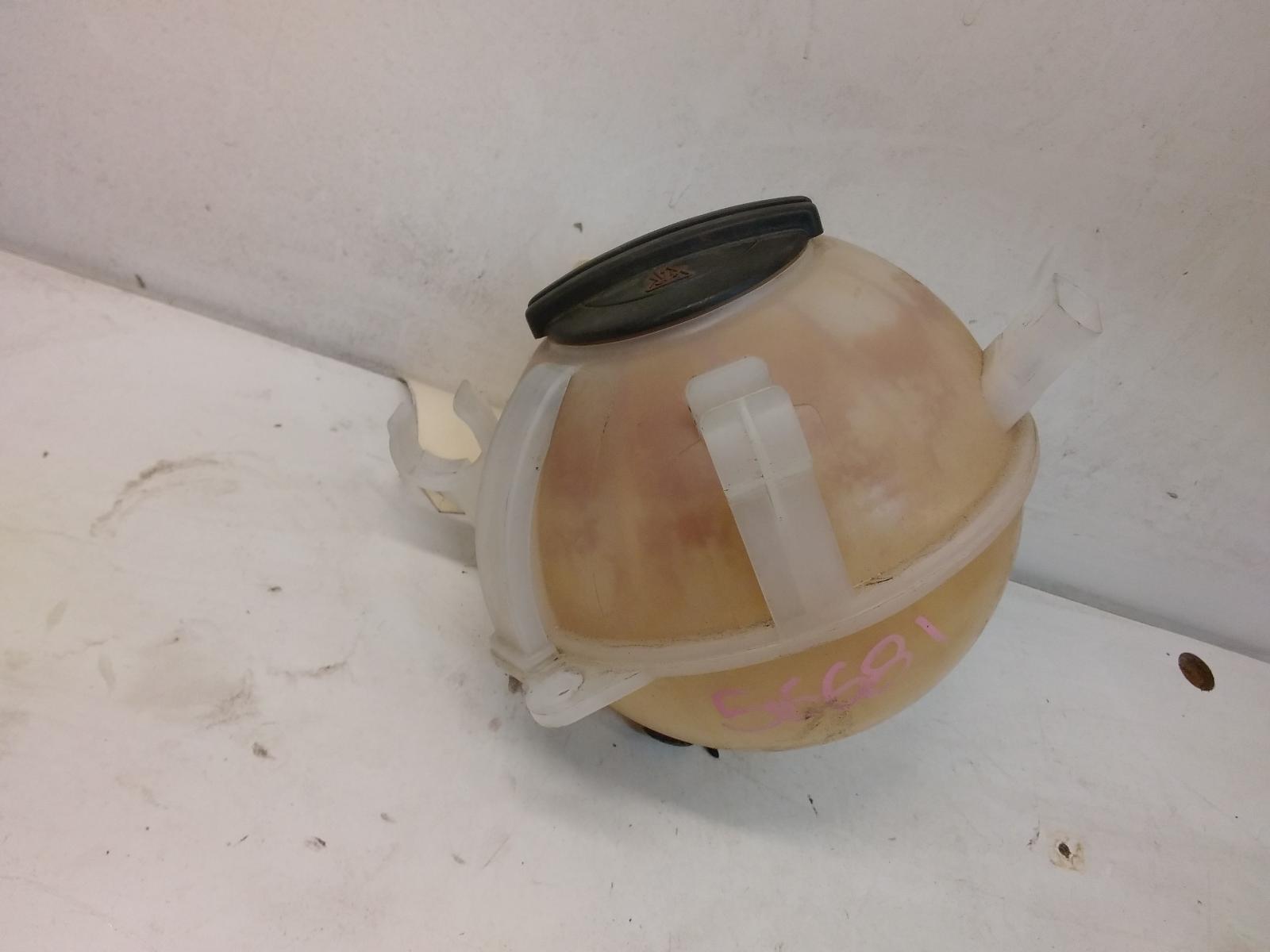 2011 Volkswagen Tiguan Overflow Bottle View Auto part Overflow Bottle Volkswagen Tiguan 2011
