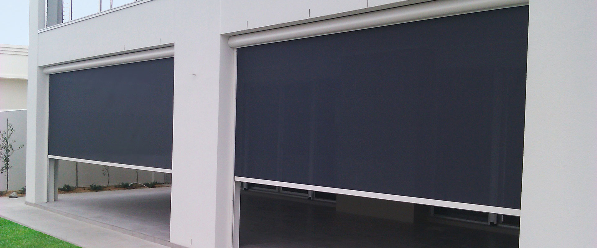 black-blinds-white-wall-ziptrak-blinds-adelaide black-blinds-white-wall-ziptrak-blinds-adelaide