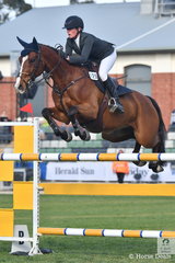 Emma Smith rode the quirky Yandoo Minneapolis for four faults in the Colin Kelly Memorial Group B contest. Yandoo Minneapolis does not like jumping in the practice arena, so Emma does the very brave thing of just heading straight into the competition arena to jump her first fence.
